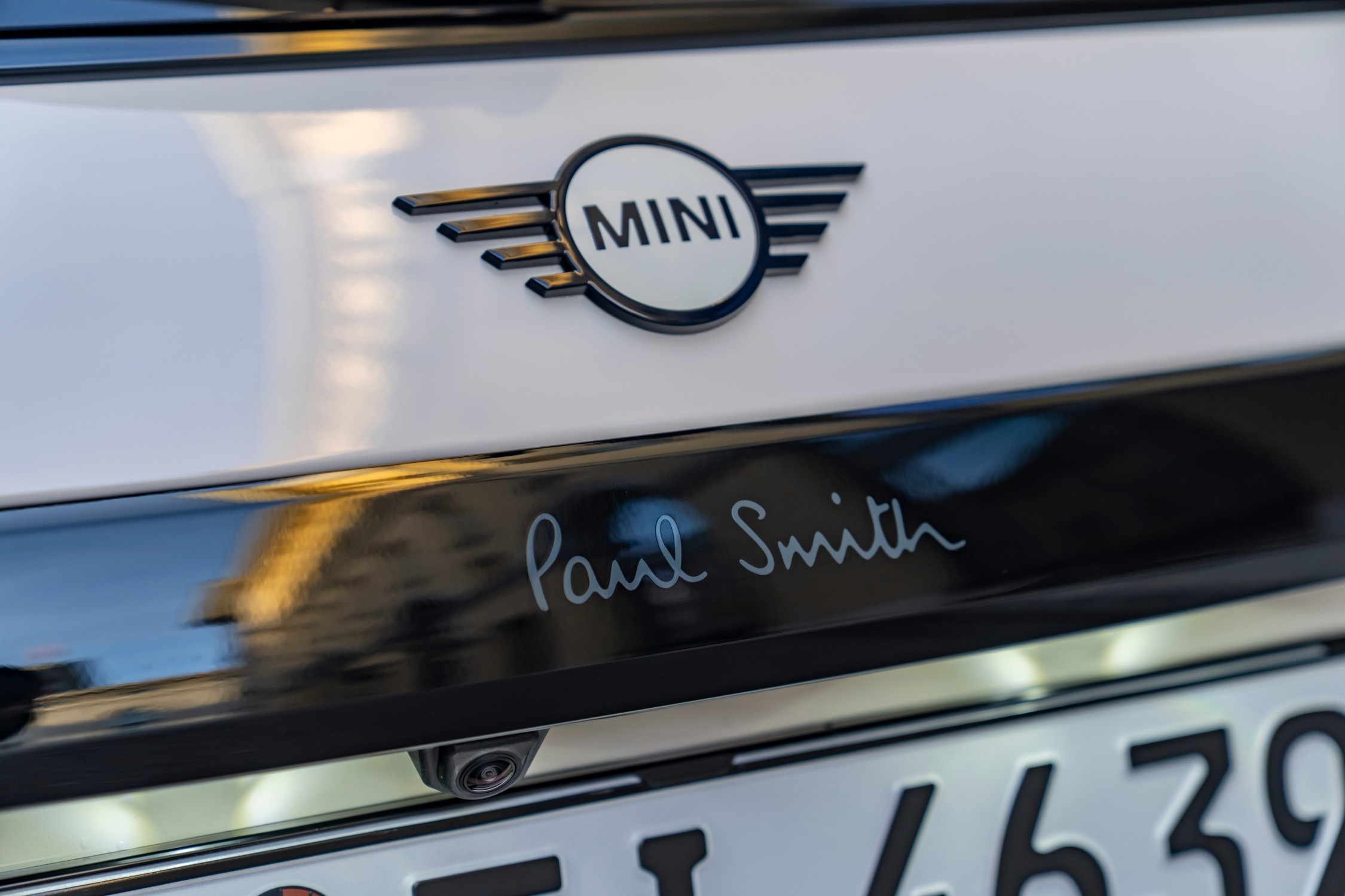 Detalhe do MINI Cooper S Paul Smith Edition em Inspired White.